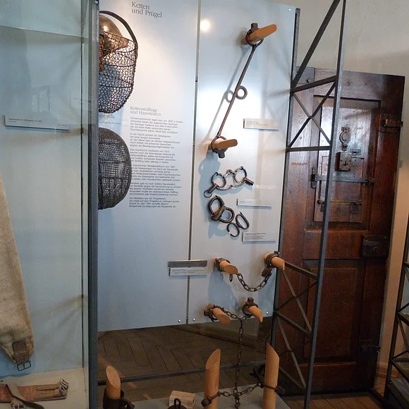 Ausgestelltes Folterwerkzeug in einer Vitrine