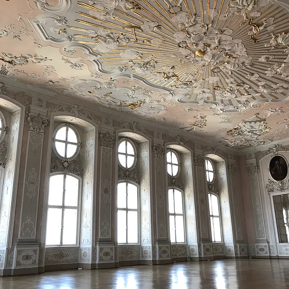 Prächtiger Barocksaal im Schloss Baldern mit imposanter Decke und hohen Fenstern