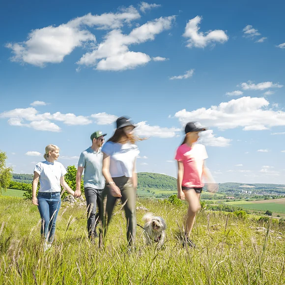 Familie mit Hund gehen spazieren Familie ist im Fokus Familie mit Hund gehen spazieren Familie ist im Fokus