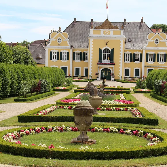 Der Blick auf Schloss Hohenaltheim mit dem Garten im Vordergrund.