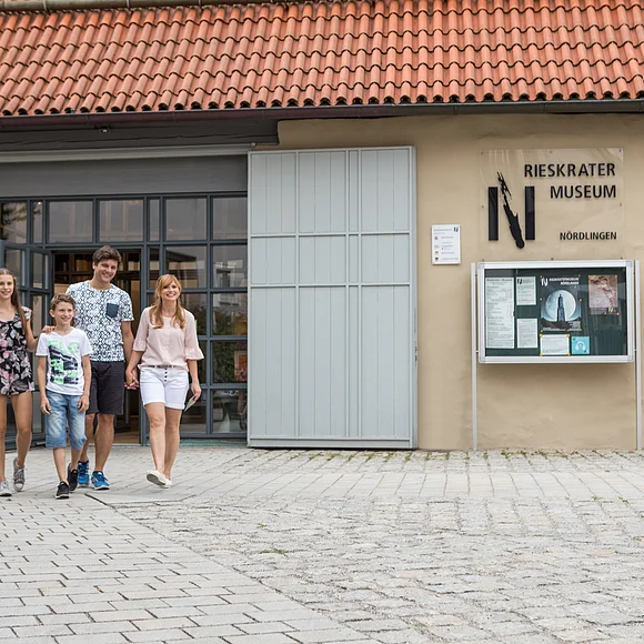 Besucher beim Verlassen des Museums.