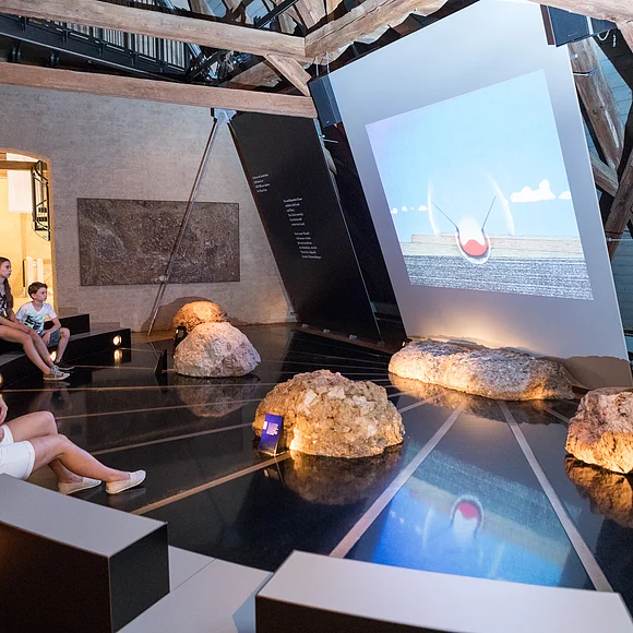 Besucher sehen sich einen Film über den Meteoriteneinschlag an