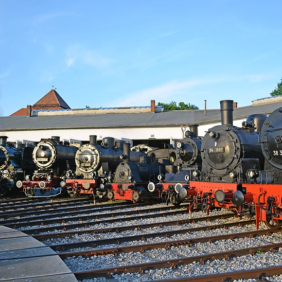 Die große Drehscheibe mit verschiedenen Loken im Bayerischen Eisenbahnmuseum