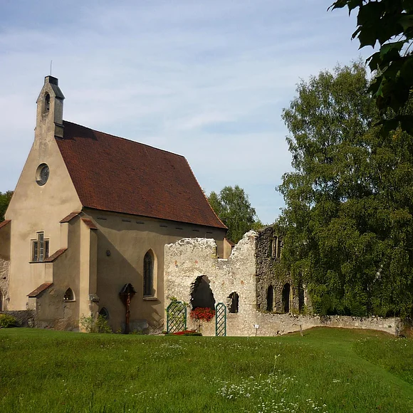 Blick auf die idyllisch gelegene Klosterruine mit Kirche St. Peter in Christgarten
