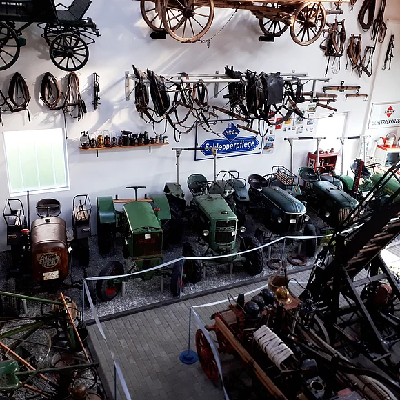 Verschiedene alte Traktoren im Land- und Technikmuseum in Unterschneidheim