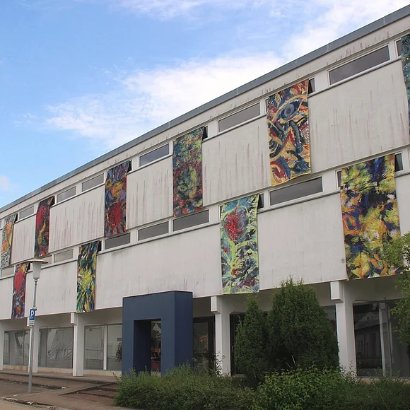 Kosmosfahnen von Annette Steinacker-Holst beim Kunstpfad 2019