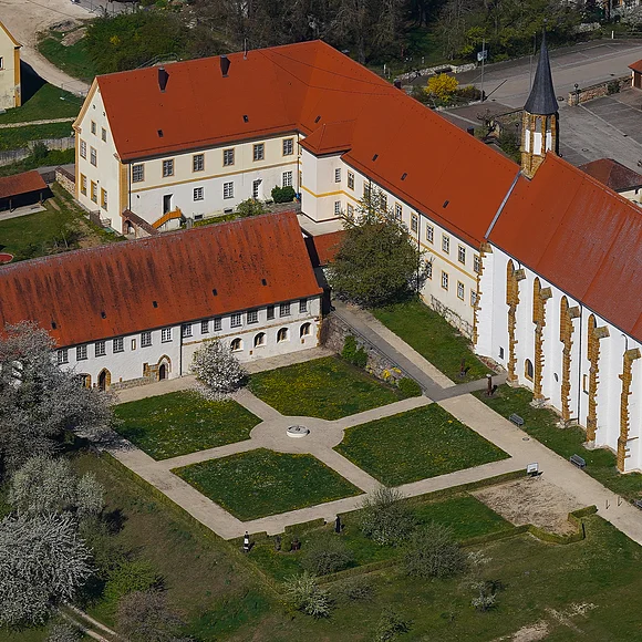 Luftbild des ehemaligen Klosters mit dem Garten