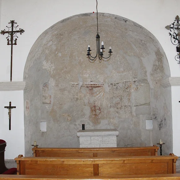 Blick in die Kapelle der Burgruine Graisbach. Blick auf den Altarbereich.