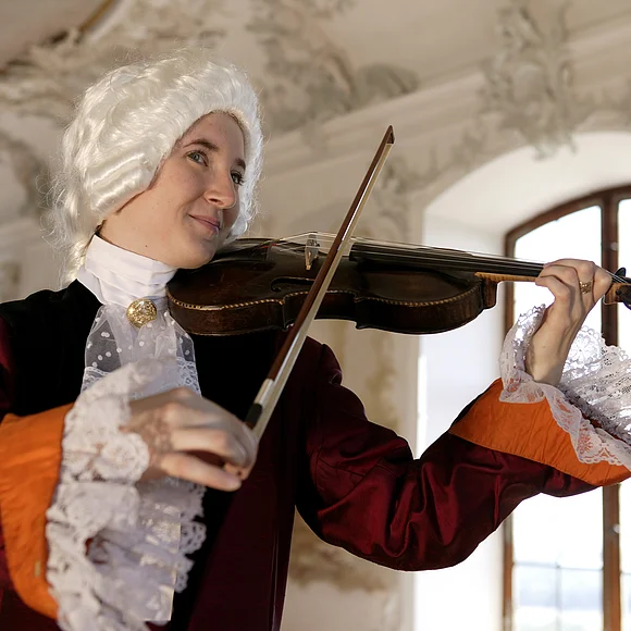 Ein Mozartdarsteller mit Geige im Schloss Leitheim