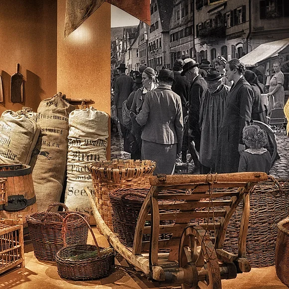 Blick auf einen alten Karren, alte Säcke und Körbe usw.