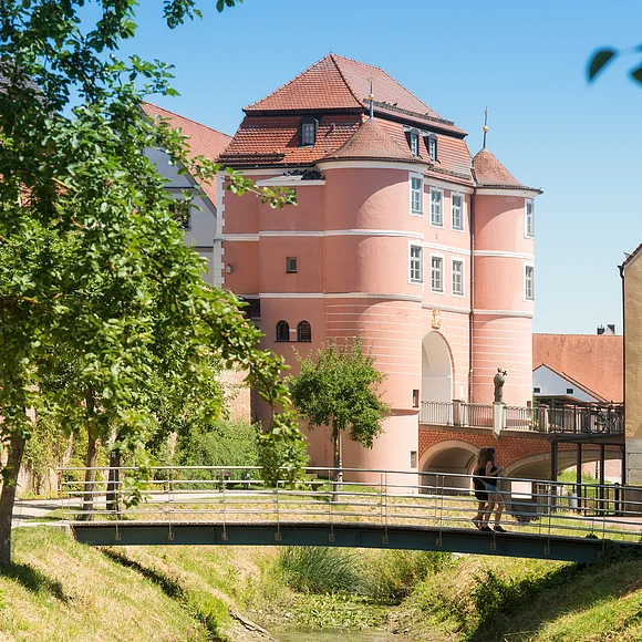 Blick auf das Rieder Tor mit davor verlaufender kleiner Wörnitz und einer Brücke über dieser