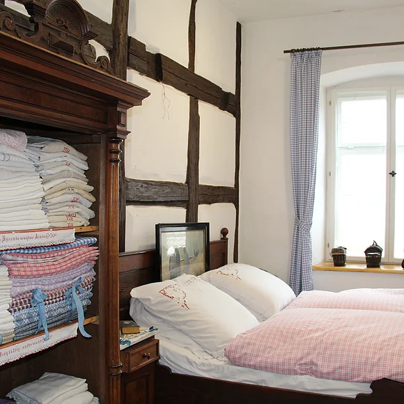 Ein Doppelbett mit Wäscheschrank