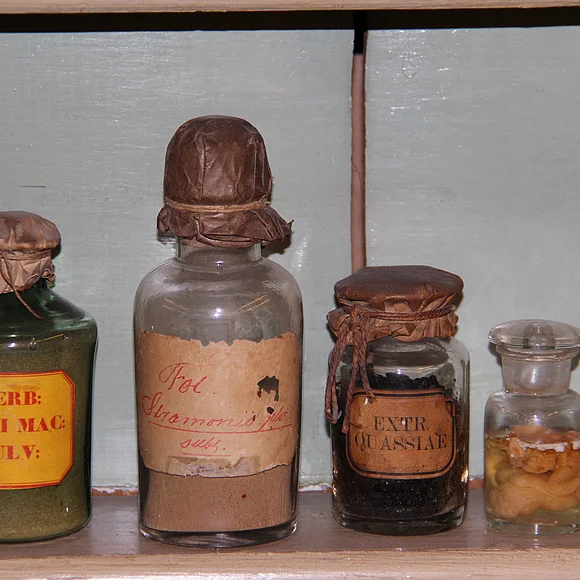 Verschiedene, in Glasfläschchen aufbewahrte, Tinkturen