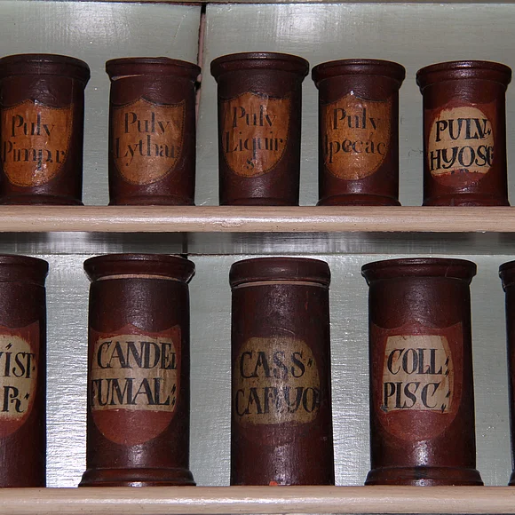 Alte beschriftete Aufbewahrungsgefäße