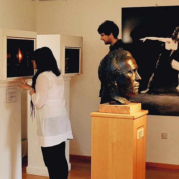 Zwei Besucher betrachten die Schaukästen in der Werner-Egk-Begegnungsstätte