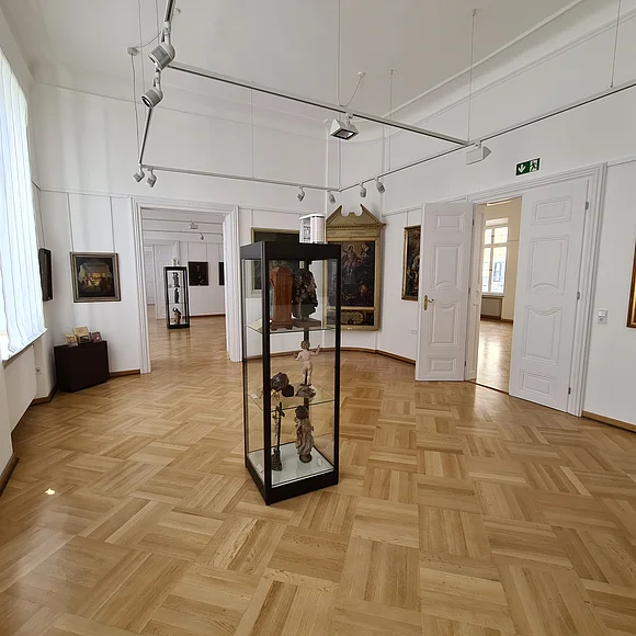 Blick auf Vitrinen und Ausstellungsgegenstände in der städtischen Kunstgalerie