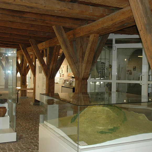 Blick auf Vitrinen mit Ausstellungsstücken zur Vor- und Frühgeschichte am Ipf