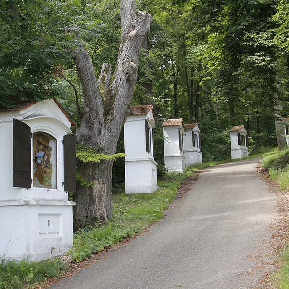 Die imposanten Kreuzwegstationen auf dem Weg zur Pfarrkirche St. Michael auf dem Michelsberg.