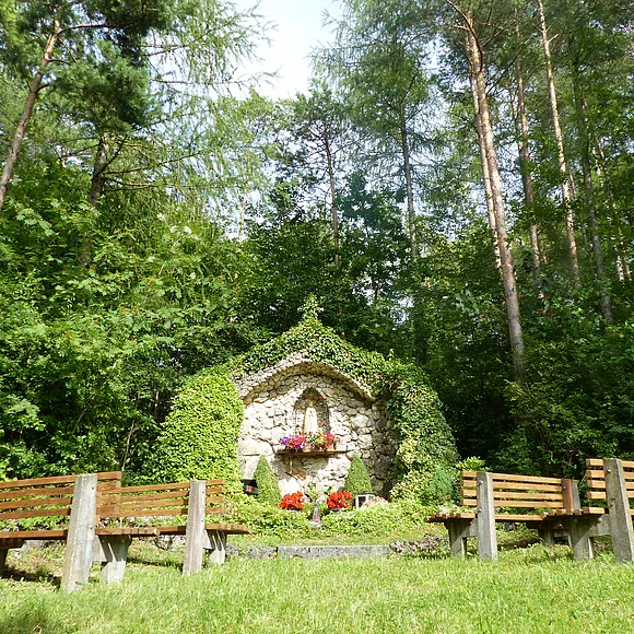 Blick auf die am Wald gelegene Mariengrotte bei Huisheim.