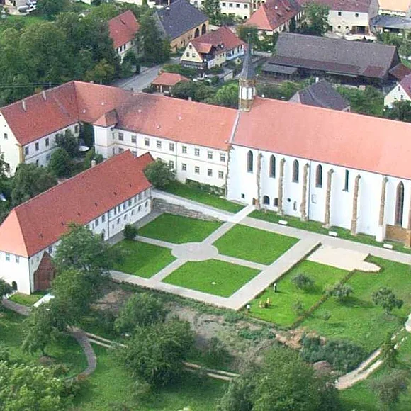 Luftbild von Kirchheim mit der ehemaligen Klosteranlage und Klostergarten im Vordergrund.