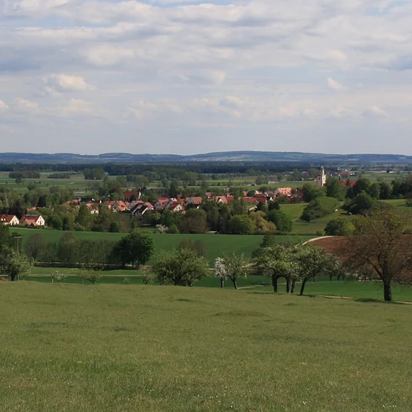 Blick auf das idyllische Roßfeld bei Oettingen mit den Feldern und Dörfern.