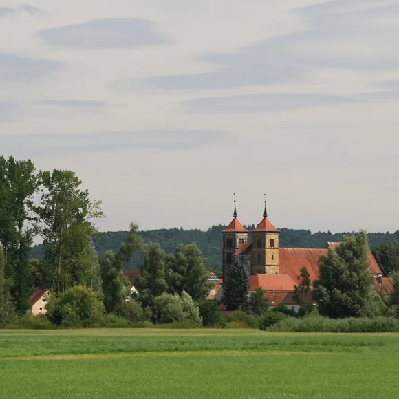 Blick auf das idyllisch, in der grünen Landschaft liegende, Kloster Auhausen.
