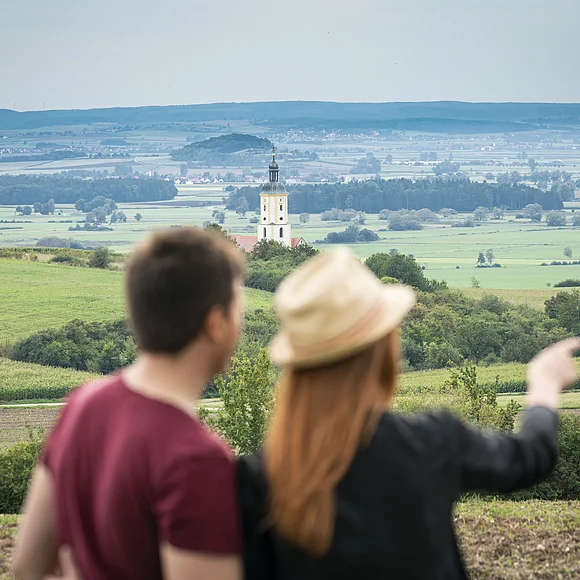 Ein paar genießt die Aussicht an der Zeitpyramide.