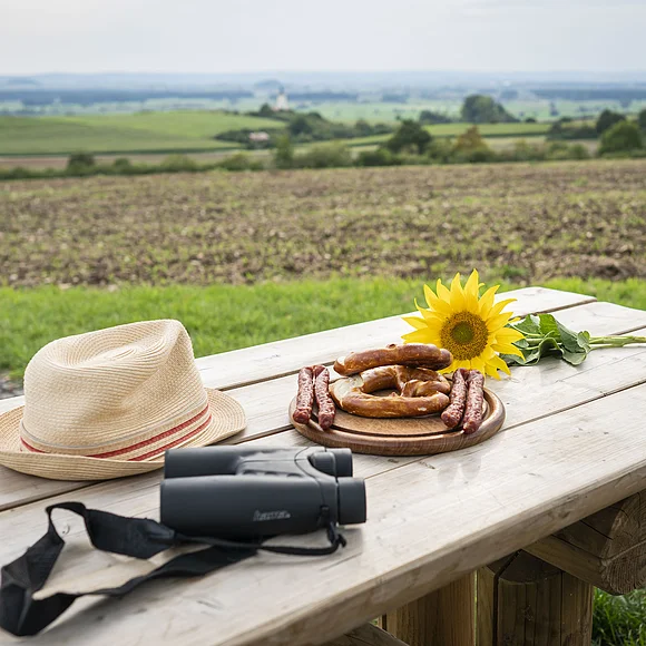 Ein Tisch an der Zeitpyramide mit Brezeln und Amerbacher Kracher.