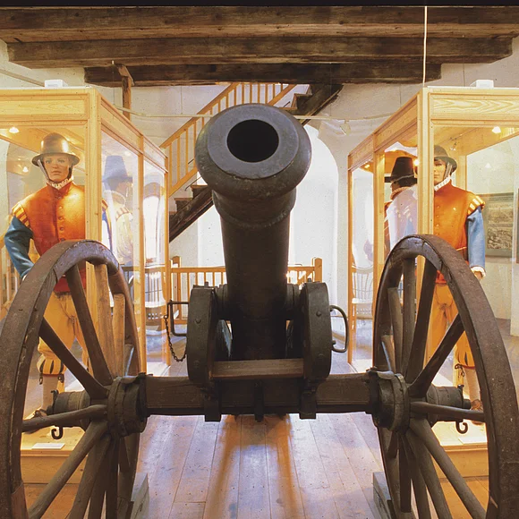 Eine Kanone mit Rädern, die im Stadtmauermuseum ausgestellt ist