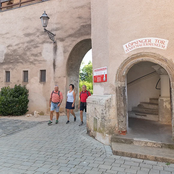 Drei Wanderer am Löpsinger Tor in Nördlingen