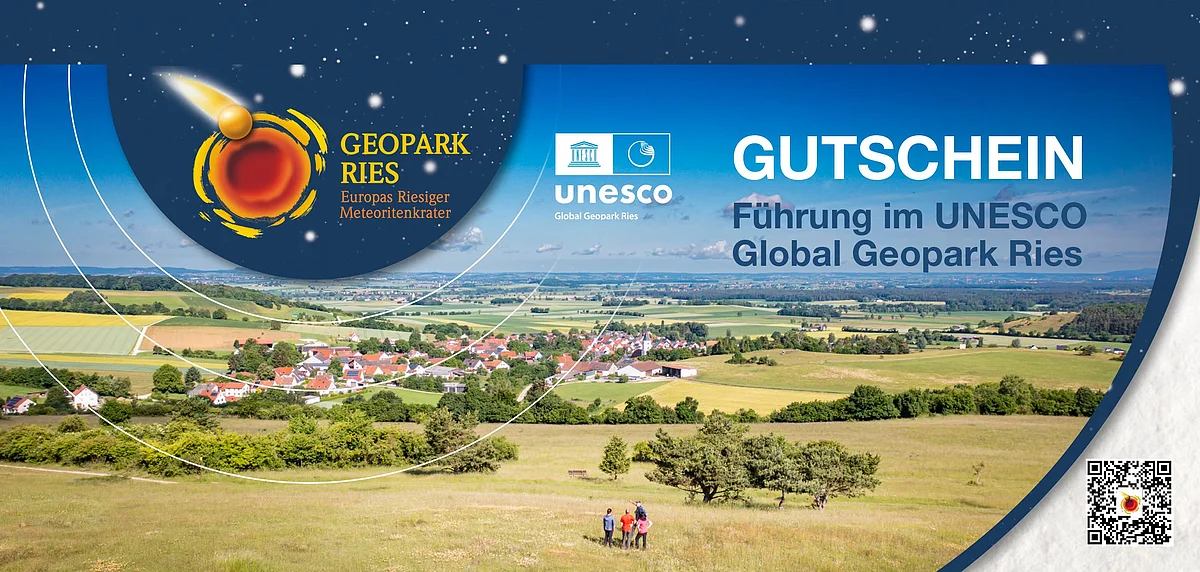 Auf dem Gutschein für eine Führung im UNESCO Global Geopark Ries ist im Hintergrund die sanfte Hügellandschaft des Rieskraters zu sehen.
