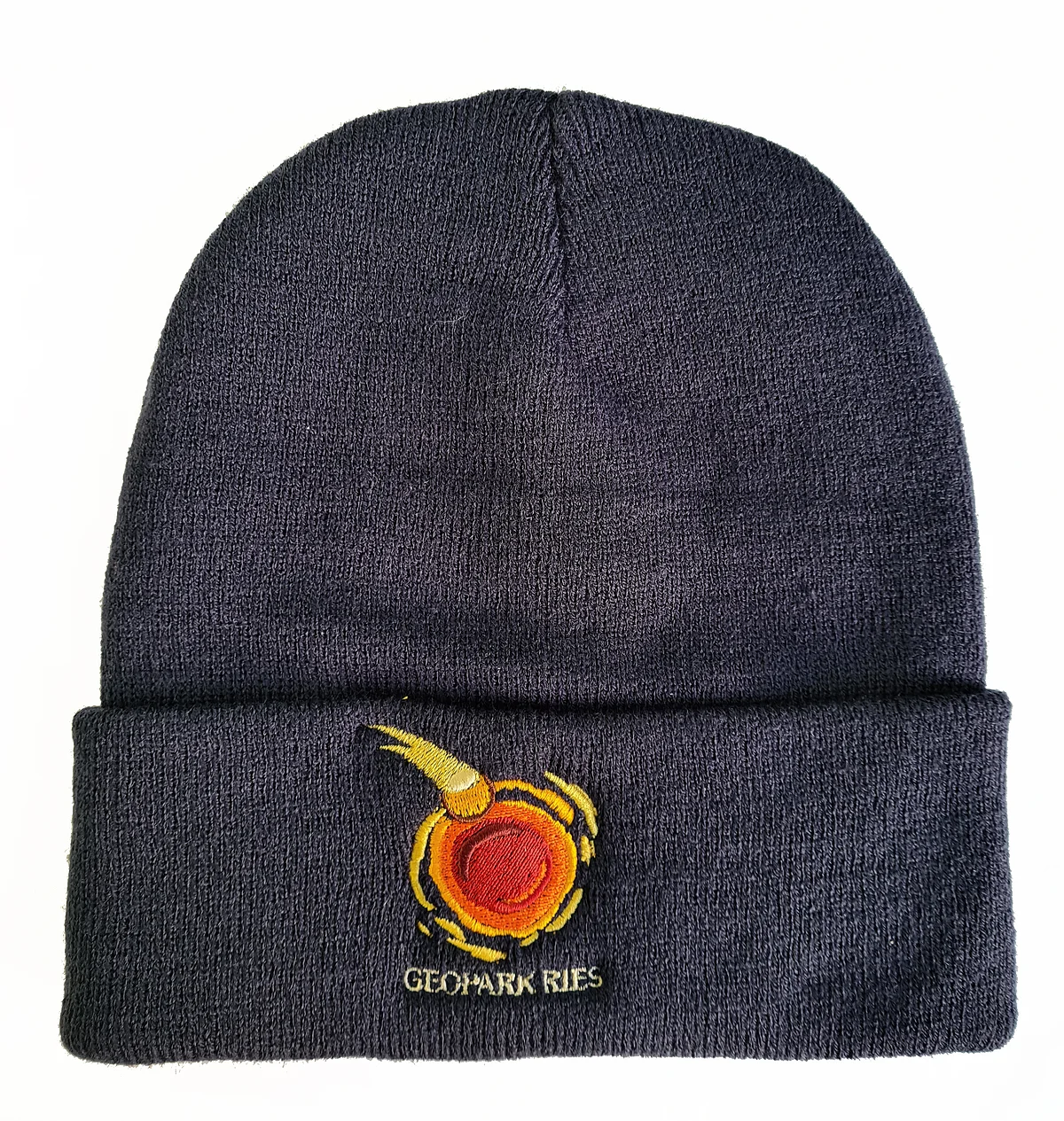 Eine dunkelblaue Strickmütze hat auf dem Umschlag das Logo des Geopark Ries aufgestickt.