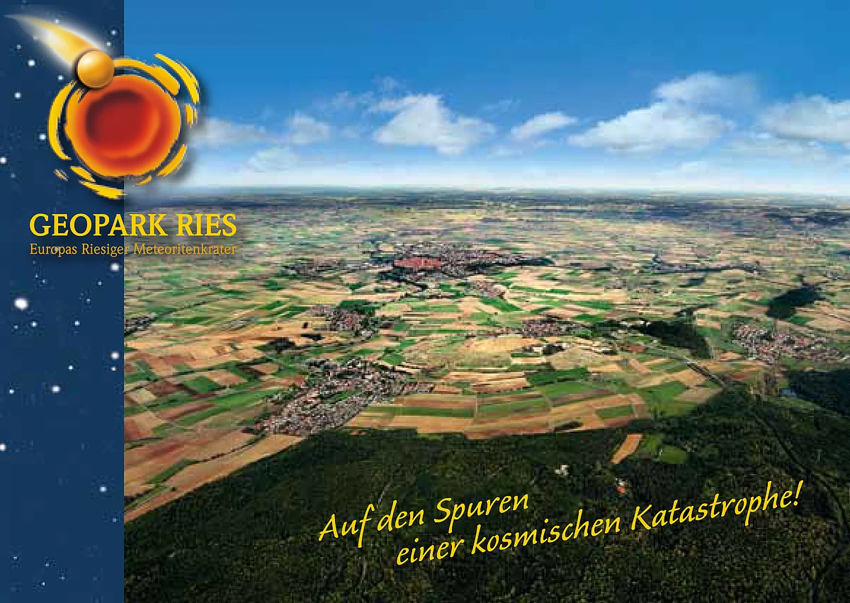 Die Postkarte zeigt eine Luftaufnahme des Rieskraters und den Schriftzug "Auf den Spuren einer kosmischen Katastrophe!".