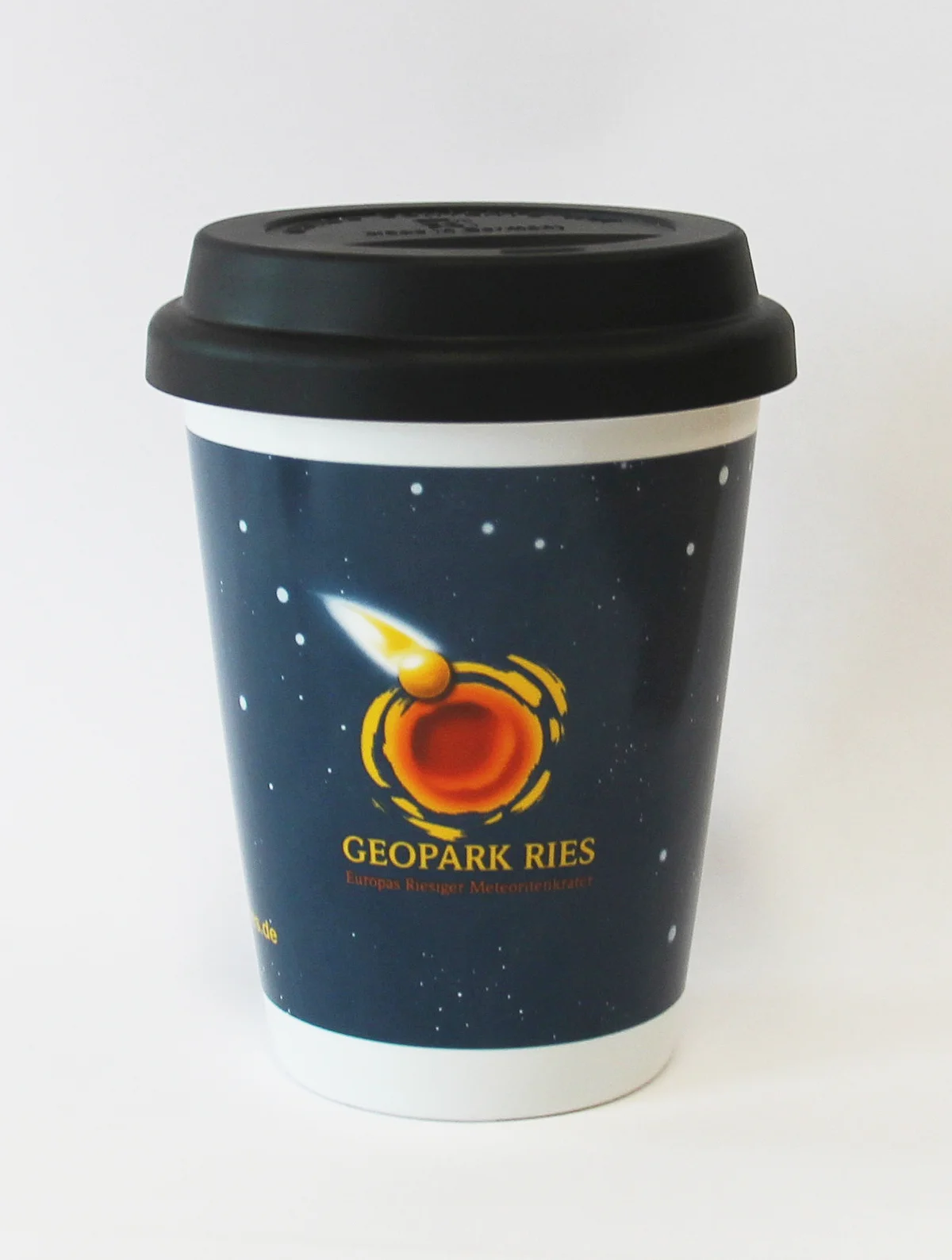 Ein Porzellanbecher mit schwarzem Deckel trägt das Logo des Geopark Ries auf dunkelblauem Hintergrund.