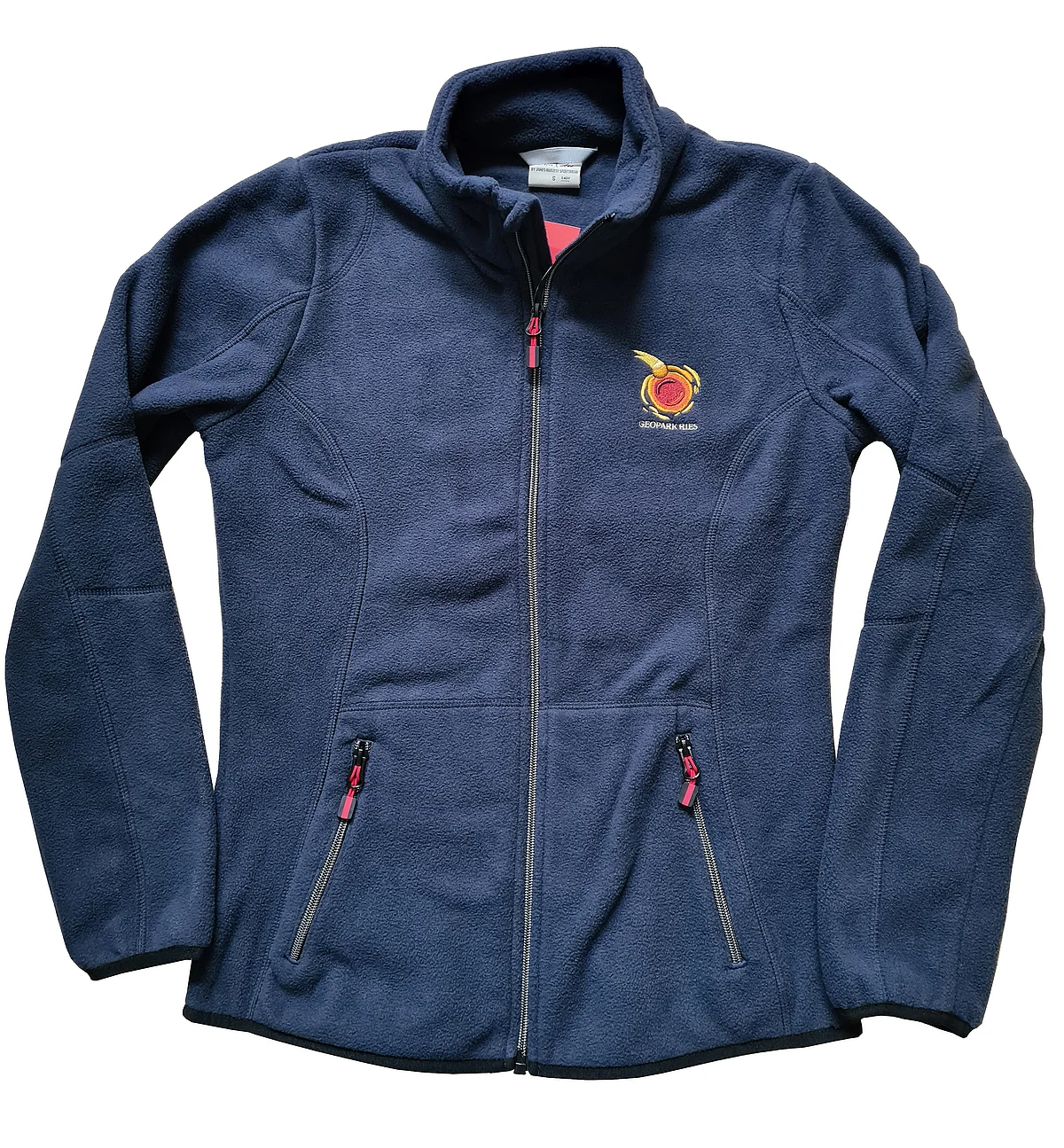 Eine dunkelblaue Fleecejacke hat auf Brusthöhe das Logo des Geopark Ries aufgestickt.