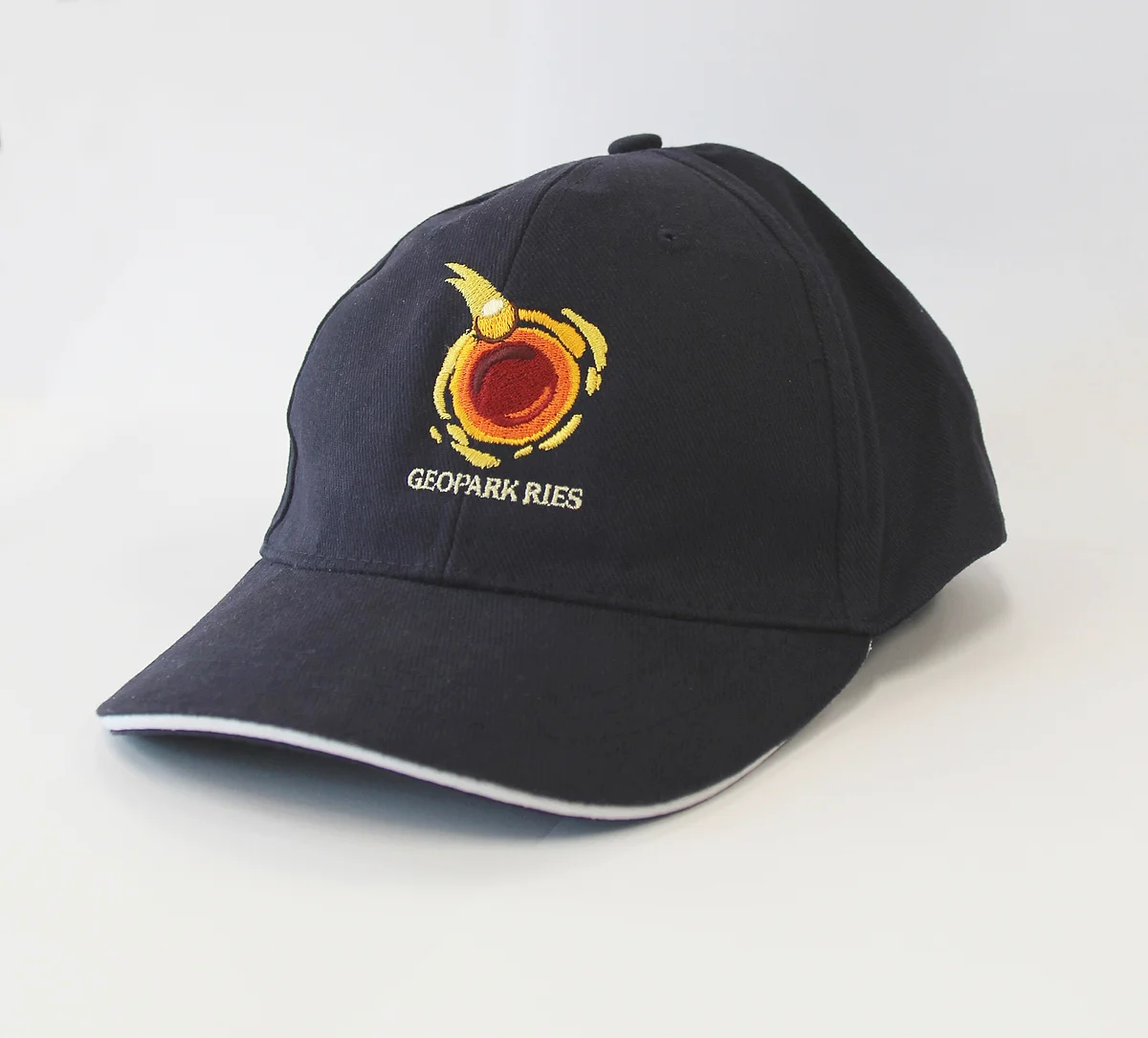 Auf einer dunkelblauen Schildmütze ist das Logo des Geopark Ries aufgestickt.