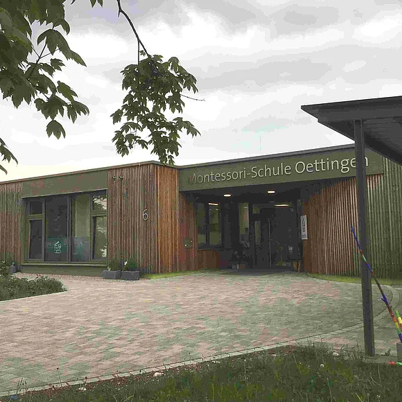 Montessori-Schule Oettingen, seitlicher Blick auf Haupteingang