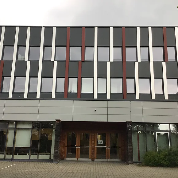 Seitenansicht des Albrecht-Ernst-Gymnasiums Oettingen