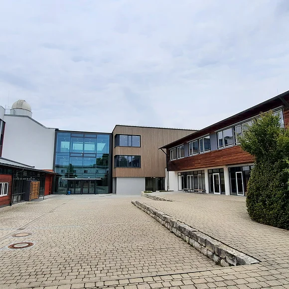 Innenhof des Innenhof des Albrecht-Ernst-Gymnasiums Oettingen, umgeben von verschiedenen Gebäuden.