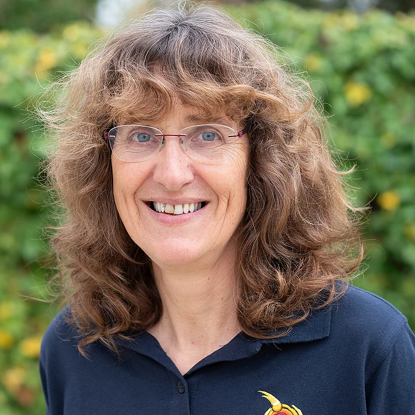 Das Porträtfoto zeigt die Mitarbeiterin Gisela Pösges.