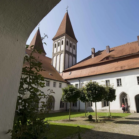 Innenhof der Klosteranlage Heidenheim mit Blick auf die Türme des Münsters