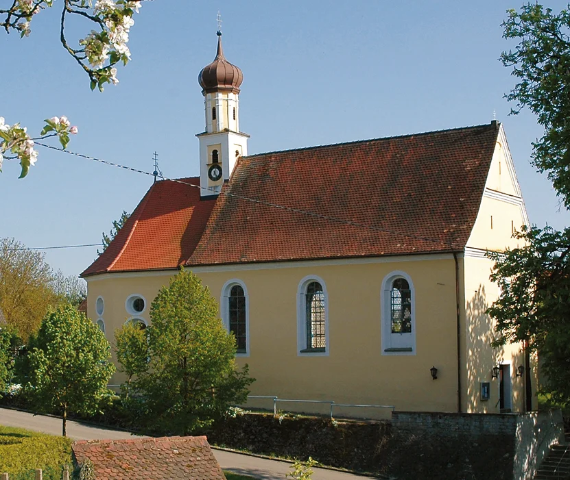 Blick auf die Filialkirche St. Thomas mit ihrem kleinen Kirchturm