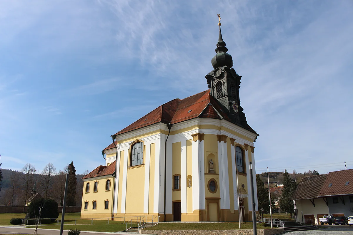 Blick auf die frei stehende Wallfahrtskirche in Flochberg.
