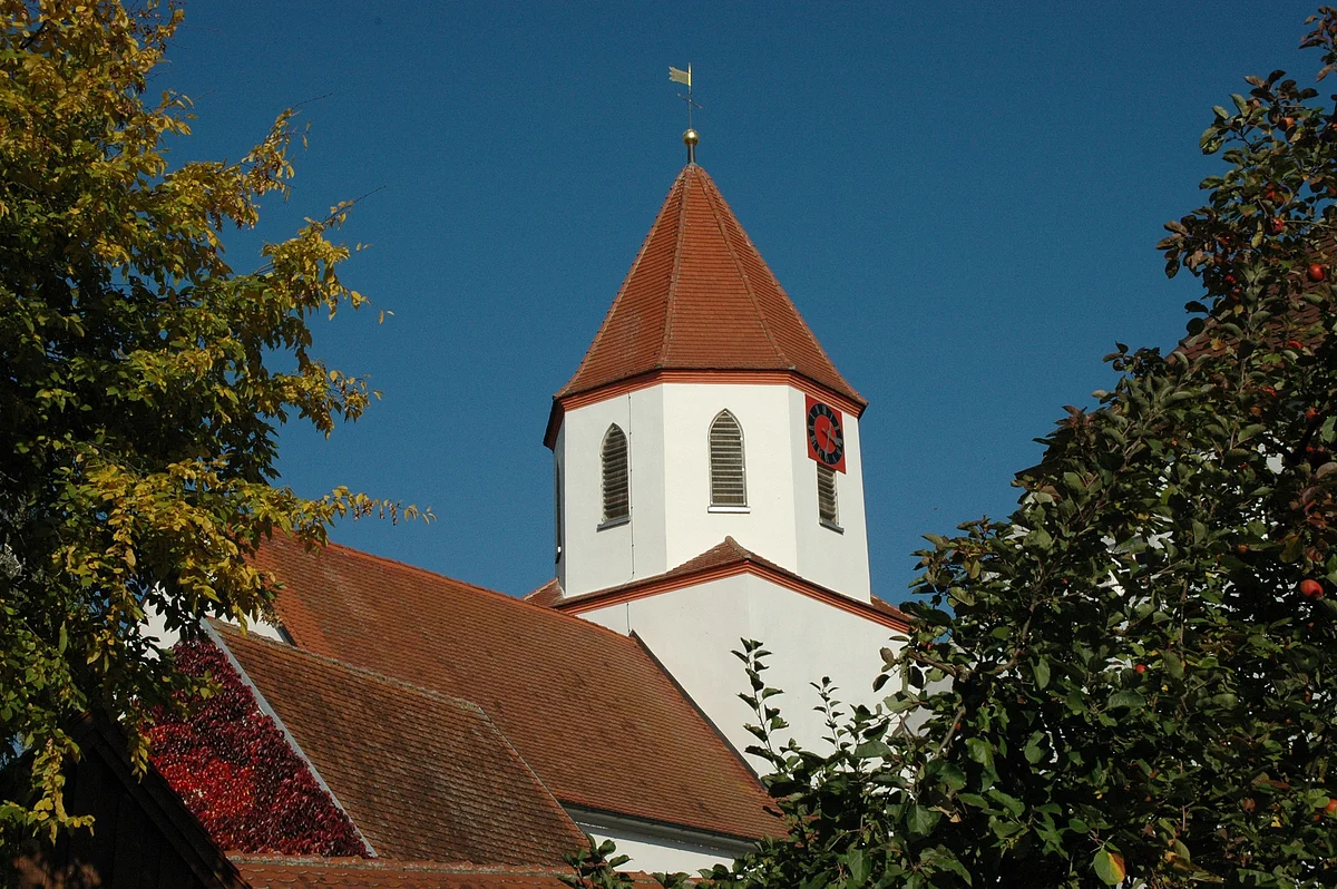 Blick auf die evangelische Dorfkirche St. Maria und Anna