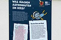 Eine Informationstafel für Kinder erläuert, warum Astronauten zum Trainieren in den Rieskrater kommen.