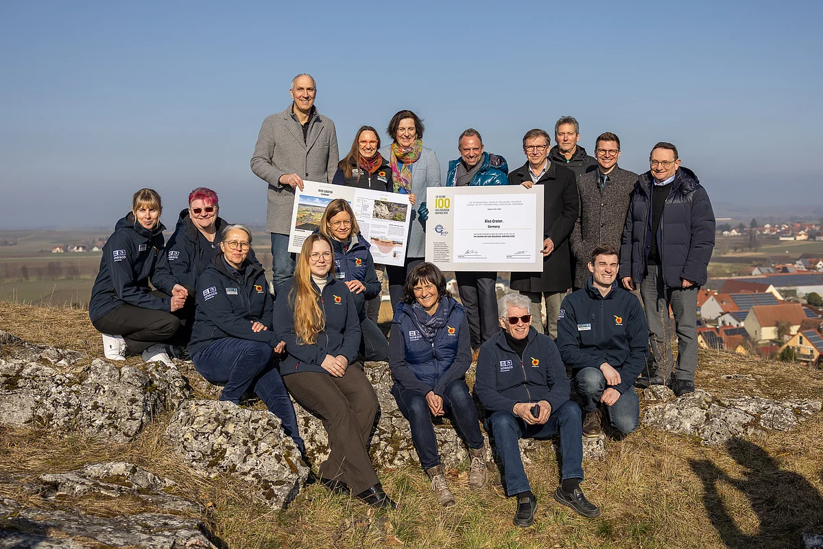 Gruppenfoto anlässlich der Verleihung der Urkunde der International Union of Geological Sciences mit Vertretern aus der Politik und dem Team des Geopark Ries.