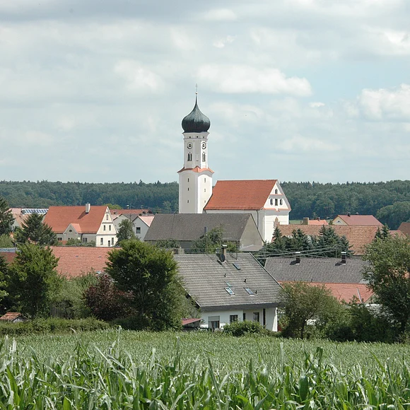 Sulzdorf mit der im Ort liegenden Pfarrkirche St. Margaretha