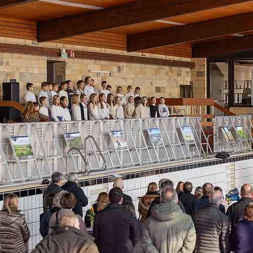 Beim Festakt zur Verleihung der Urkundes der "International Union of Geological Sciences" im ehemaligen Schwimmbad Mönchsdeggingen sang der Chor der Grundschule Mönchsdeggingen.