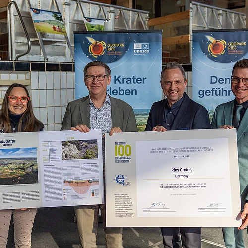 Heike Burkhardt, Stefan Rößle, Thorsten Glauber und David Wittner mit den Urkunden der International Union of Geological Sciences für den Geopark Ries.