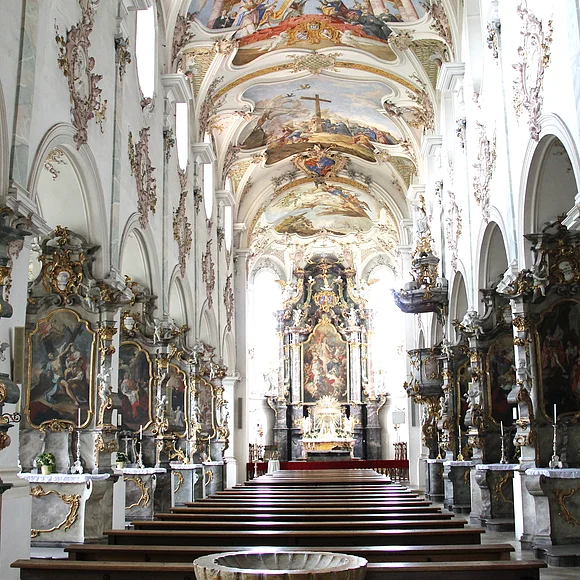 Blick auf den imposanten Innenraum der Pfarrkirche St. Martin mit dem Altar und den vielen rechts und links liegenden Seitenaltären